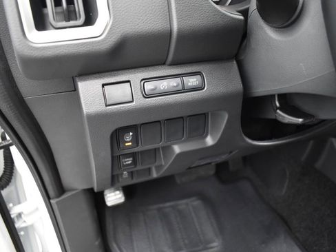 Certified 2025 Nissan Frontier SV image 7