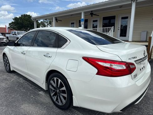 Used 2017 Nissan Altima 2.5 SV FWD image 3