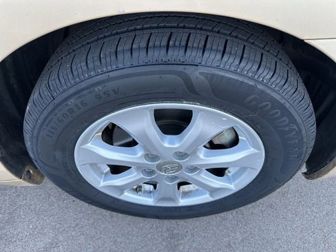 Used 2011 Toyota Camry LE image 17