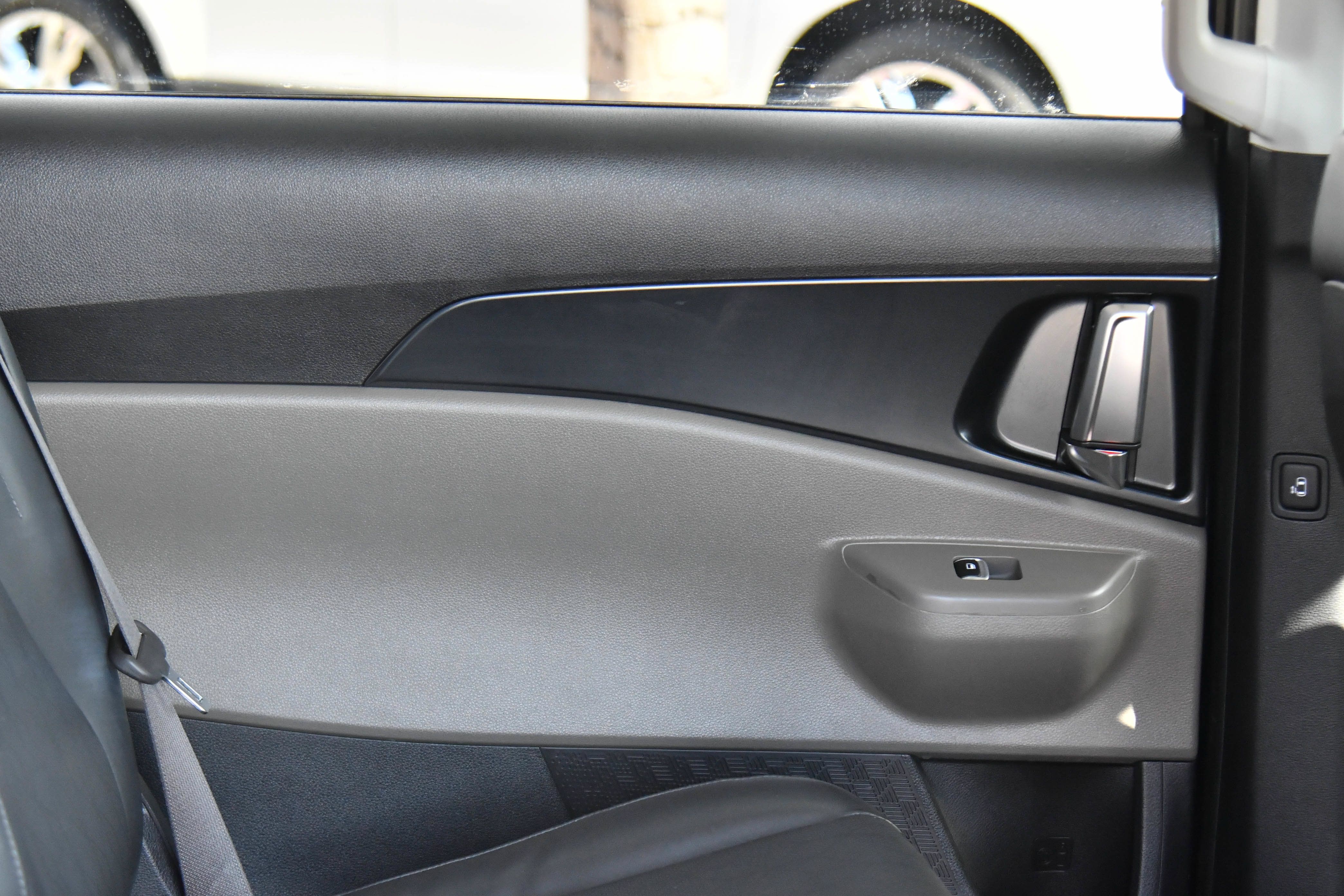 Used 2025 Kia Carnival FWD image 46