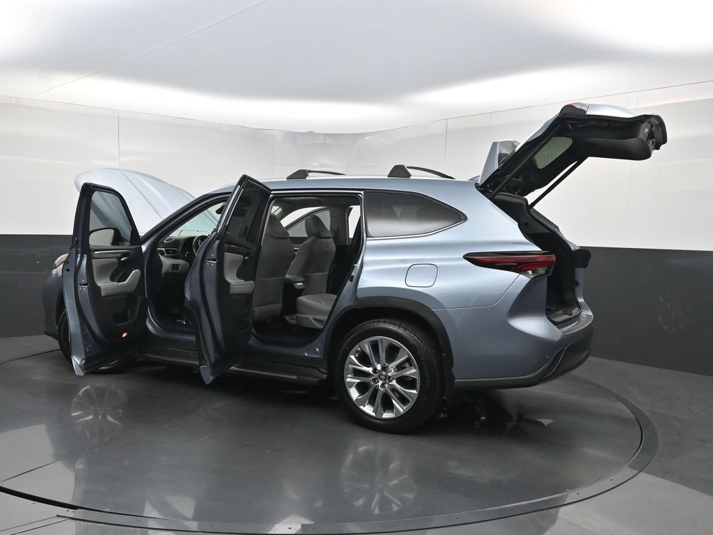 Used 2024 Toyota Highlander Limited FWD image 41
