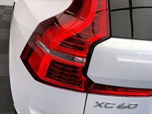 Used 2022 Volvo XC60 B5 Momentum AWD/4WD image 29