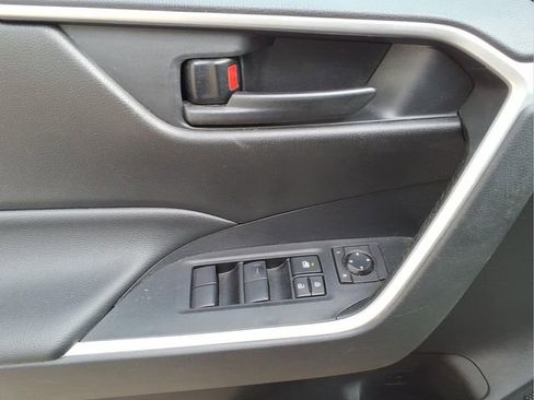 Used 2022 Toyota RAV4 LE image 11