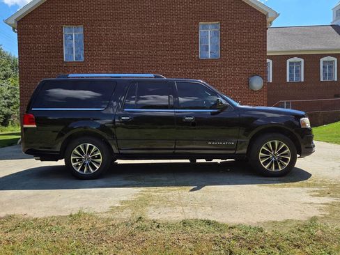 Used 2017 Lincoln Navigator L Select RWD image 4