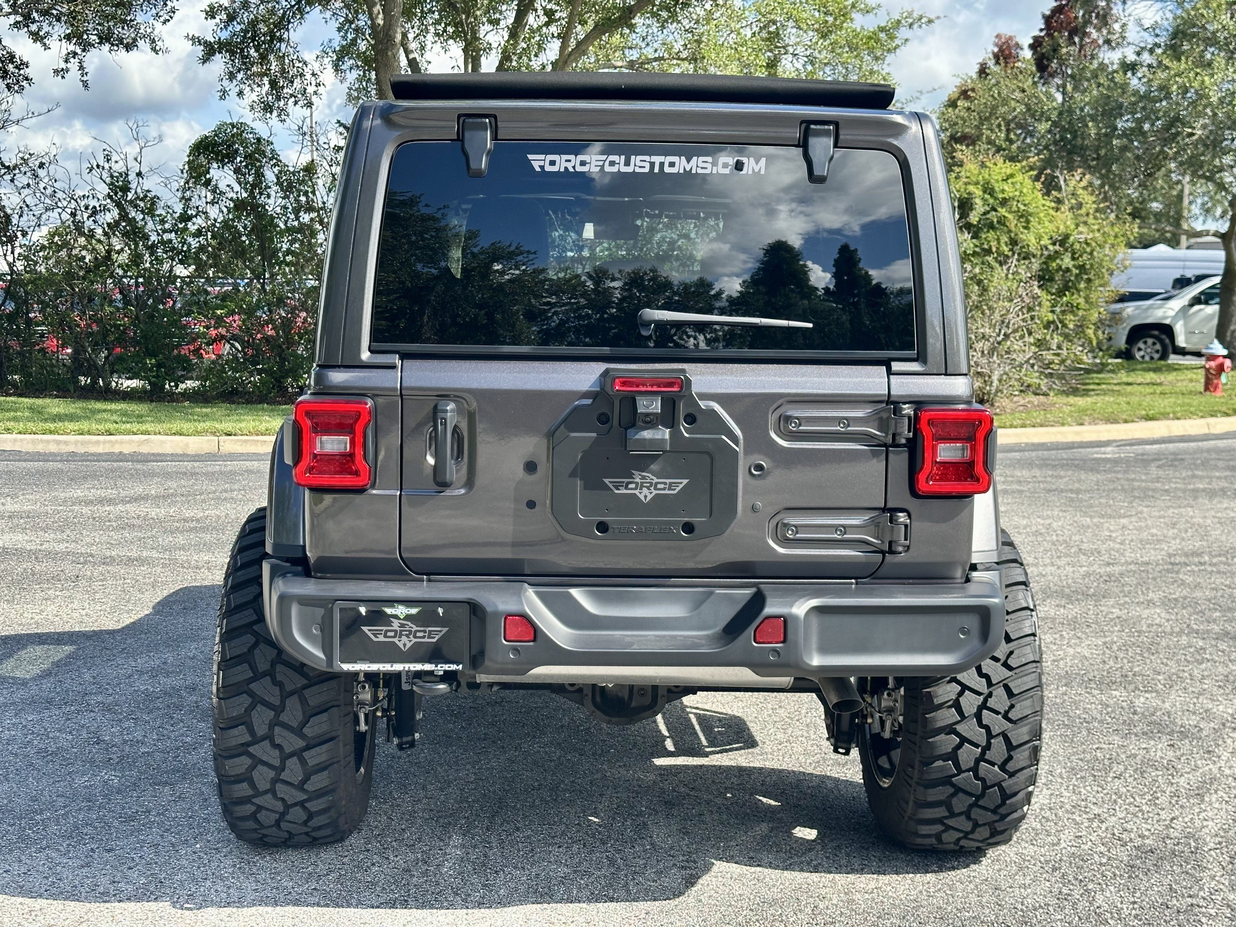 Used 2025 Jeep Wrangler Unlimited Sahara w/ Safety Group AWD/4WD image 5