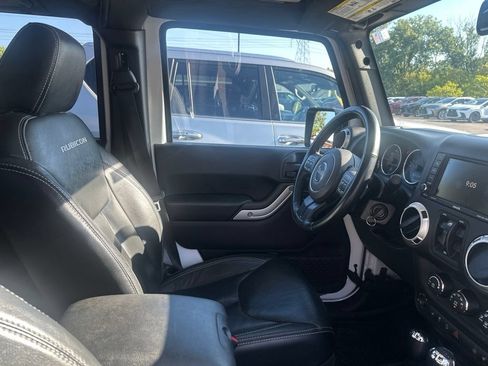 Used 2015 Jeep Wrangler Unlimited Rubicon w/ Connectivity Group AWD/4WD image 21