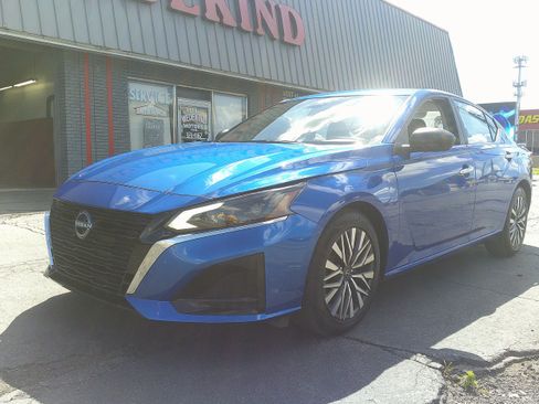 Used 2025 Nissan Altima 2.5 SV FWD image 11