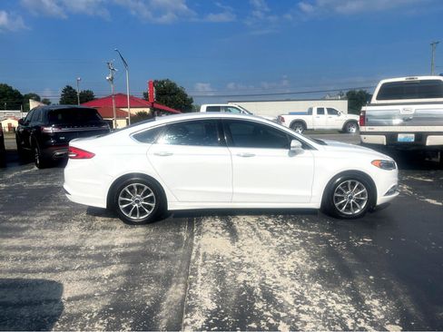 Used 2017 Ford Fusion SE image 4