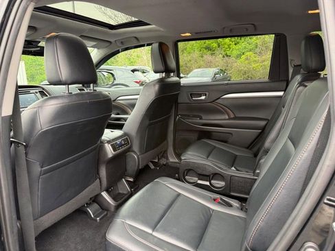 Used 2019 Toyota Highlander XLE AWD/4WD image 14