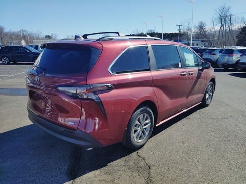 New 2026 Toyota Sienna XLE image 3
