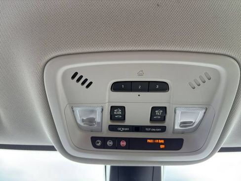 Used 2019 Chevrolet Traverse LT w/ LT Premium Package FWD image 24