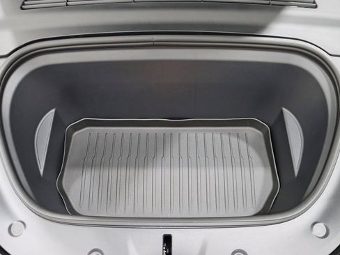 Used 2022 Tesla Model Y Long Range image 39