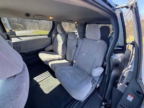 Used 2017 Toyota Sienna LE image 12