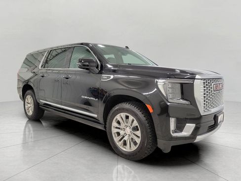 Used 2022 GMC Yukon XL Denali image 1