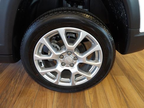 Used 2024 Jeep Compass Latitude w/ Sun and Sound Group AWD/4WD image 9