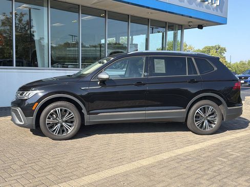 Used 2024 Volkswagen Tiguan SE FWD image 2