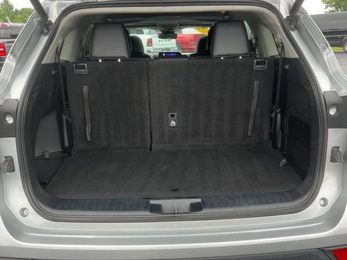Used 2023 Toyota Highlander XLE AWD/4WD image 36