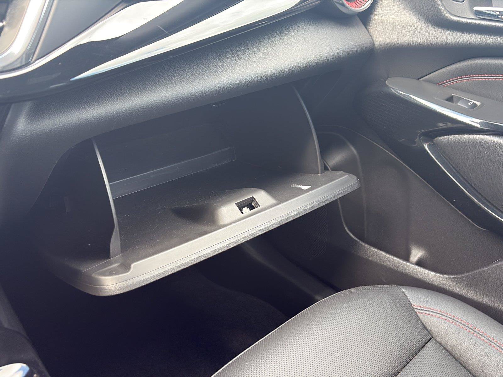 Used 2025 Chevrolet Trax RS FWD image 33
