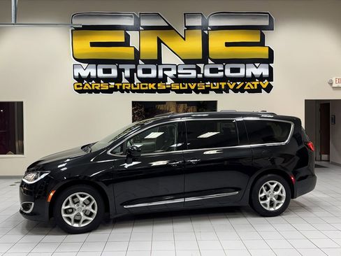 Used 2017 Chrysler Pacifica Touring-L w/ Tire & Wheel Group image 53
