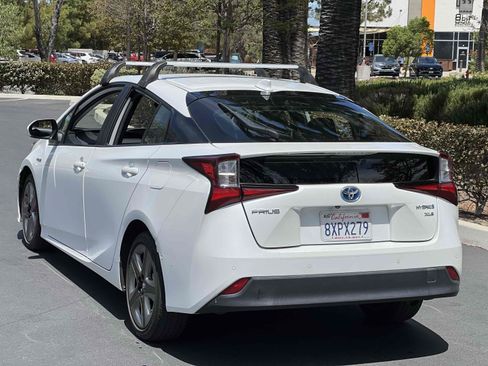 Used 2022 Toyota Prius XLE FWD image 2