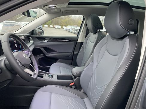 New 2025 Volkswagen Tiguan SE image 10