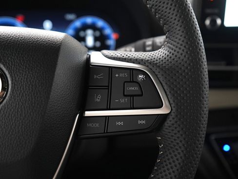 Used 2025 Toyota Sienna Limited image 30