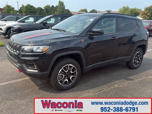 Used 2025 Jeep Compass Trailhawk AWD/4WD image 1