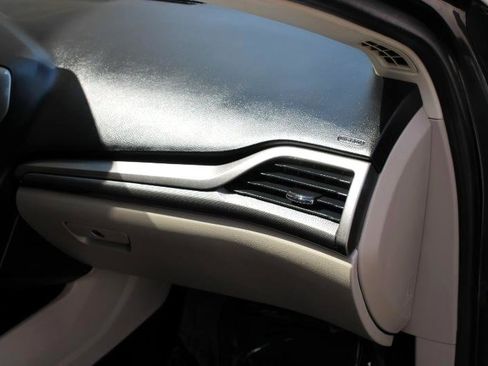 Used 2019 Ford Fusion SE image 18