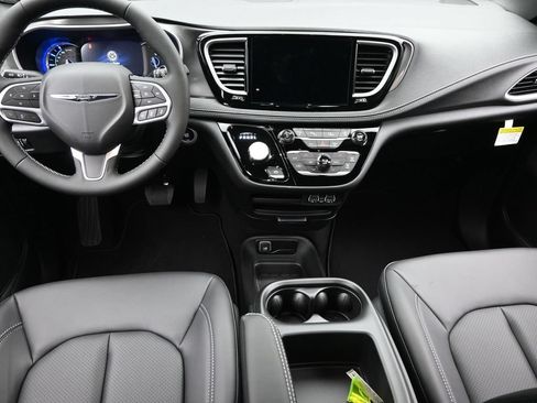 Used 2025 Chrysler Pacifica Select FWD image 19