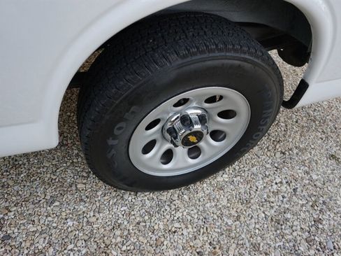 Used 2010 Chevrolet Express 1500 image 34