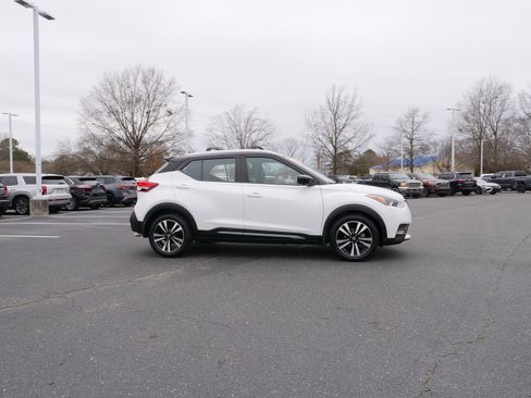 Used 2019 Nissan Kicks SR w/ Exterior Package image 3