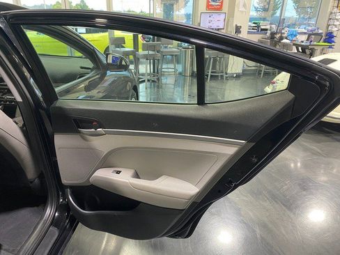 Used 2020 Hyundai Elantra SE FWD image 18