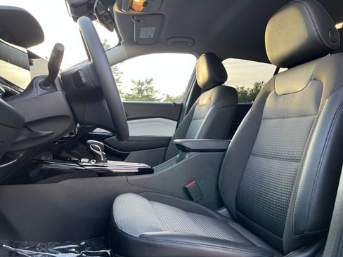 Used 2025 Chevrolet Trax LT image 24