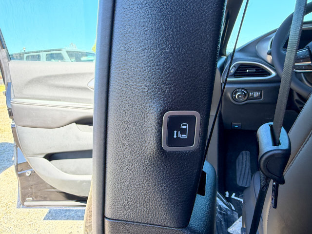 New 2026 Chrysler Pacifica Select FWD image 22