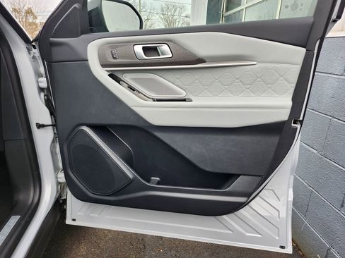 Used 2025 Ford Explorer Platinum w/ Ultimate Package image 17