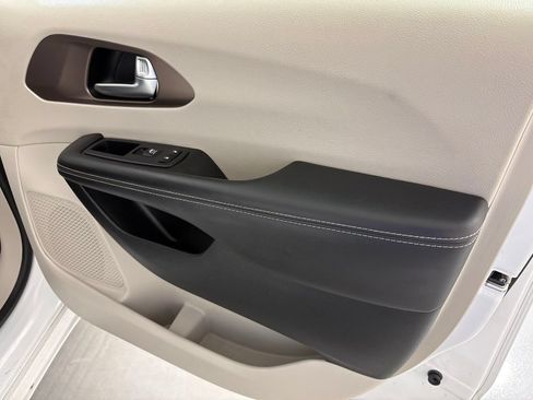 Used 2023 Chrysler Voyager LX FWD image 47