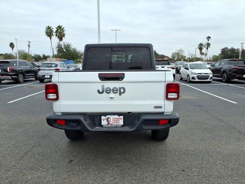 Used 2023 Jeep Gladiator Overland image 4