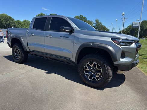 Used 2025 Chevrolet Colorado ZR2 w/ Technology Package AWD/4WD image 3