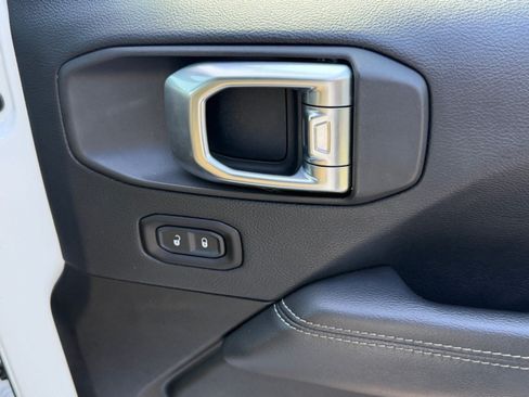 Used 2018 Jeep Wrangler Unlimited Sahara AWD/4WD image 18