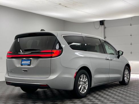 Used 2024 Chrysler Pacifica Touring-L FWD image 8