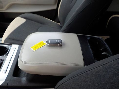 Used 2022 Kia Carnival LX FWD image 28