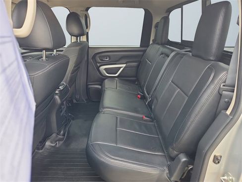 Used 2018 Nissan Titan SV w/ SV Convenience Package image 12