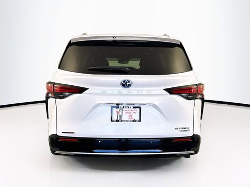 Used 2022 Toyota Sienna Platinum image 8