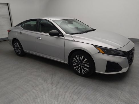 Used 2025 Nissan Altima 2.5 SV FWD image 13
