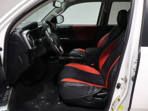 Used 2017 Toyota Tacoma SR5 image 10