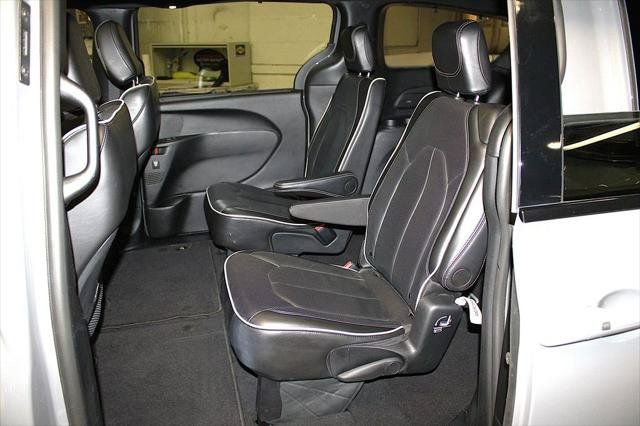 Certified 2025 Chrysler Pacifica Limited FWD image 29