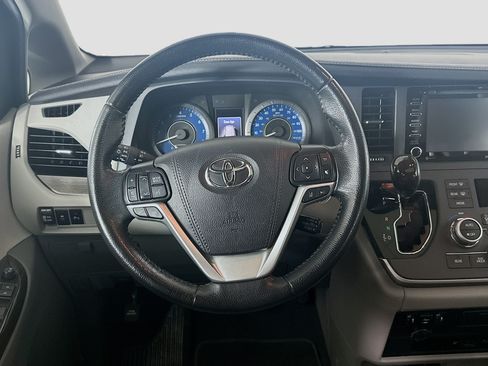 Used 2020 Toyota Sienna XLE Premium FWD image 17