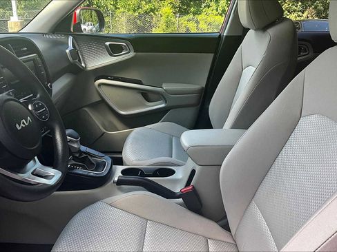 Used 2023 Kia Soul LX w/ LX Technology Package image 7