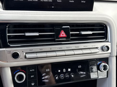 Used 2024 Genesis G70 2.5T image 19