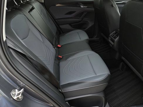 Used 2025 Volkswagen Tiguan SE FWD image 30